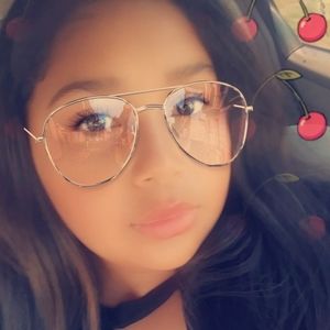 Meet your Posher, Nayelis